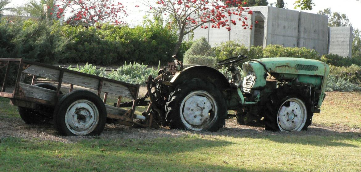 Traktor in Netiv HaAsara, im Hintergrund ein Bunker gegen die Qassam-Raketen. In dem Dorf am Rand des Gazastreifens lebt Roni Keidar, die sich für eine friedliche Lösung des Konflikts einsetzt. Bild: MathKnight / WikiCommons. (CC BY-SA 3.0)