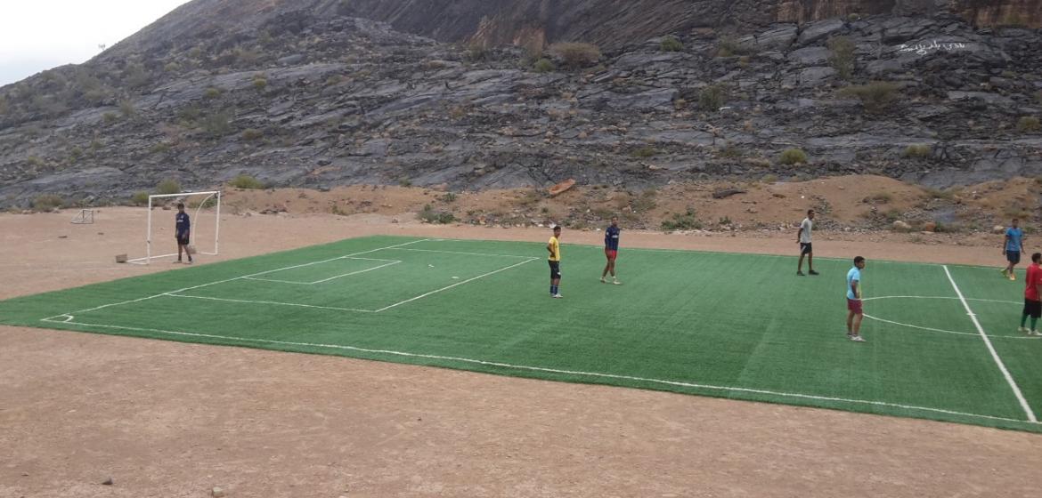 Der Fußballplatz des Dorfes Bilad Sayt im Gebirge um den Jebel Shams (eigene Aufnahme, 02/17). Im Rahmen der Sultan meets the People-Touren bereist der Sultan sein Land und trifft die örtliche Bevölkerung, um deren Beschwerden und Wünsche zu erfragen. Wünsche etwa nach der Anbindung an das Stromnetz oder einem Fußballplatz werden meist innerhalb von ein bis zwei Jahren erfüllt. Foto: Bastian Kielmann