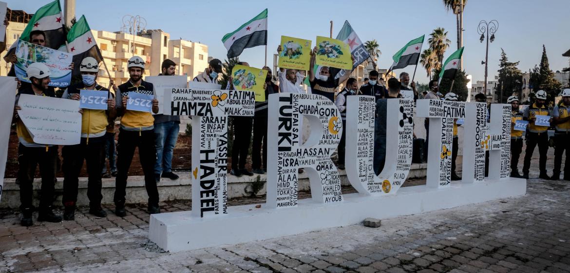 Demonstrierende in Idlib stehen hinter einer Skulptur des Wortes „Truth". Foto: Ahmed Akacha