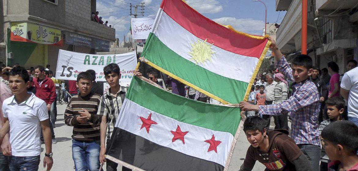 Demonstration pro-revolutionärer Aktivist_innen in Elend Kobani in der Provinz Aleppo im April 2012. Christoph Reuter zu internationalen Medien: "Wenn ich nach Lektüre gehen würde, so hätte ich das Gefühl, alle lokalen Räte seien zusammengebrochen und es gibt nur noch Chaos und Zustände wie in Somalia. Aber dann ist man drin und sieht, es gibt sie immer wieder oder es gibt sie immer noch." Bild: Freedom House / Flickr. CC-BY