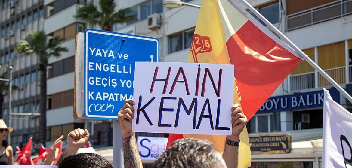 Kundgebung mit Özgür Özel in Izmir nach dem Urteil zur „mutlak butlan“-Entscheidung, 26. Mai 2026. Auf dem Schild steht „Verräter Kemal“. Foto: Koray, Wikimedia Commons, CC BY-SA 4.0.
