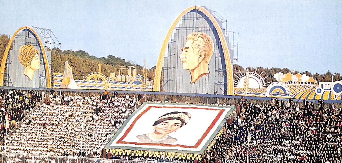 Die Parade zur Krönung Mohammad Reza Pahlavis, dem selbsternannten Aryamehr (dt.: Licht der Arier), zum Shahanshah (König der Könige) 1967. Foto: mashruteh.org, via Wikimedia Commons, Lizenz CC BY-SA 4.0.