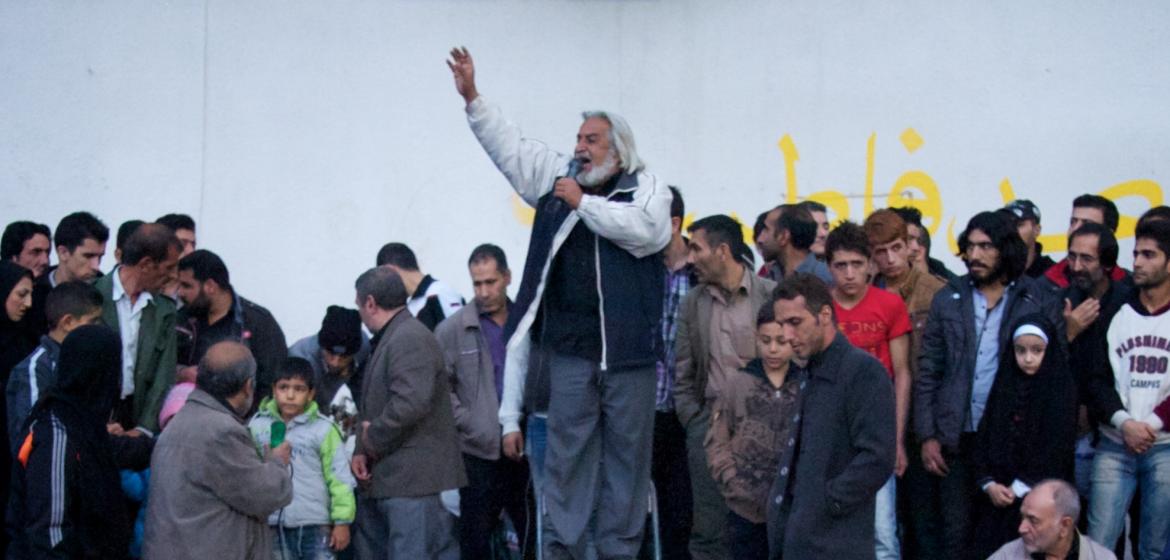 Im strömenden Regen hebt der Rezitator zum dramatischen Schlusspunkt eines schiitischen Passionsspiels (ta‘ziye) über das Martyrium Abo 'l-Fazels, Imam Hoseins Bruder und Bannerträger, an. Photo vom 13.11.2013: © Christian Funke