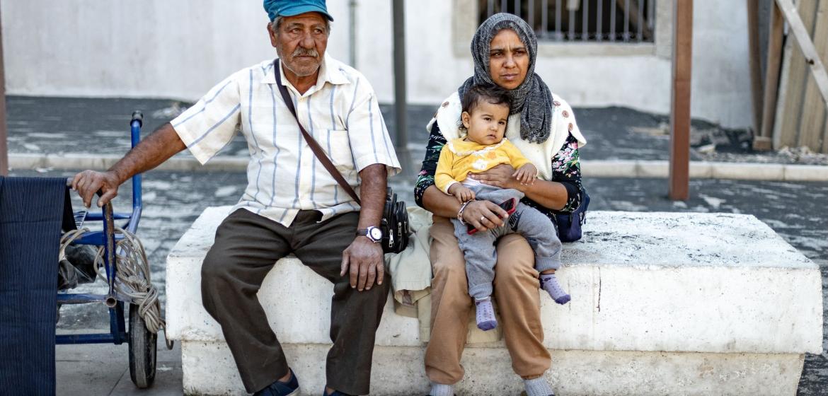 Syrian family in the Basmane district of Izmir, November 2022, photo: Erdal Buldun.