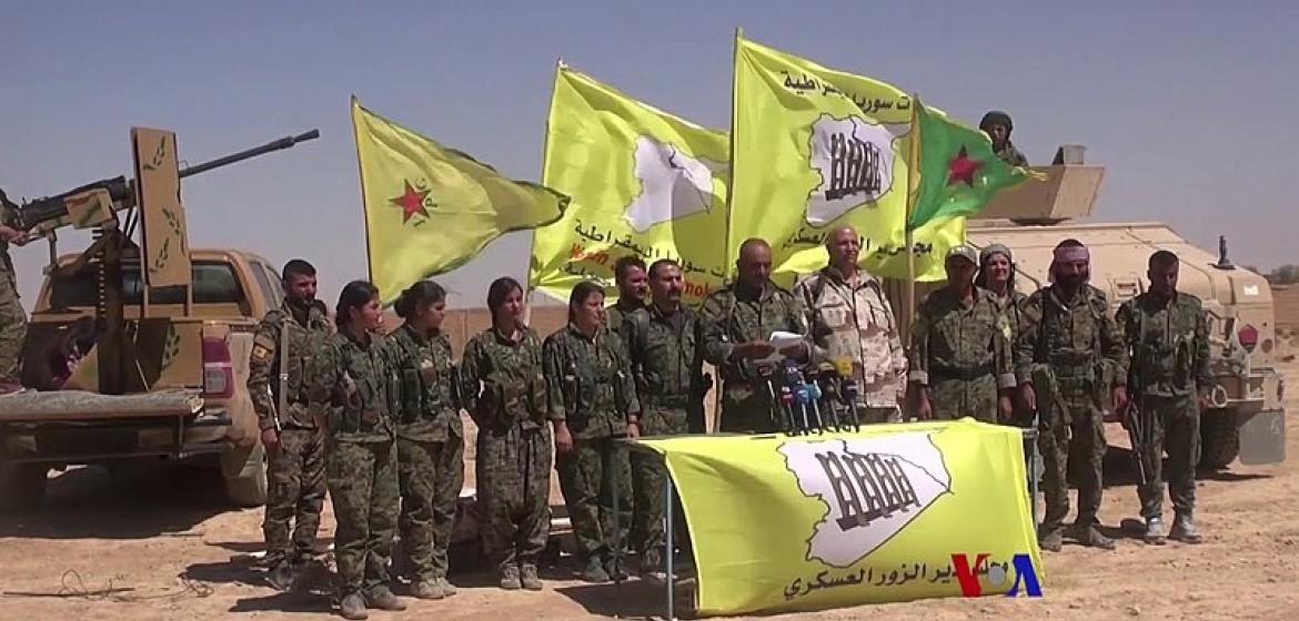 Streitkräfte der „Syrian Democratic Forces“ (SDF) verkünden am 09. September die Offensive auf Deir az-Zor. Foto: VOA/ Wikicommons, Public Domain (https://commons.wikimedia.org/wiki/File:Syrian_Democratic_Forces_announce_Deir_ez-Zor_offensive.jpg)