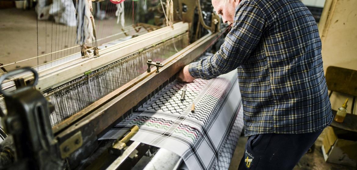 Musterdesign, Spinnen, Weben, Schneiden, Veredeln – in diesen fünf Schritten erfolgt die Produktion einer traditionellen Kufiya. Foto: Hirbawi-Weberei