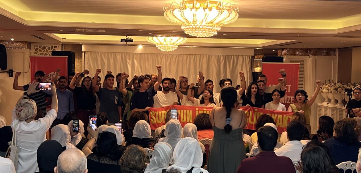 Mitglieder der Föderation der sozialistischen Jugendverbände der Türkei bei einer Erinnerungsveranstaltung zum 10. Jahrestag des Suruç Massakers. Foto: Filiz Yildirim