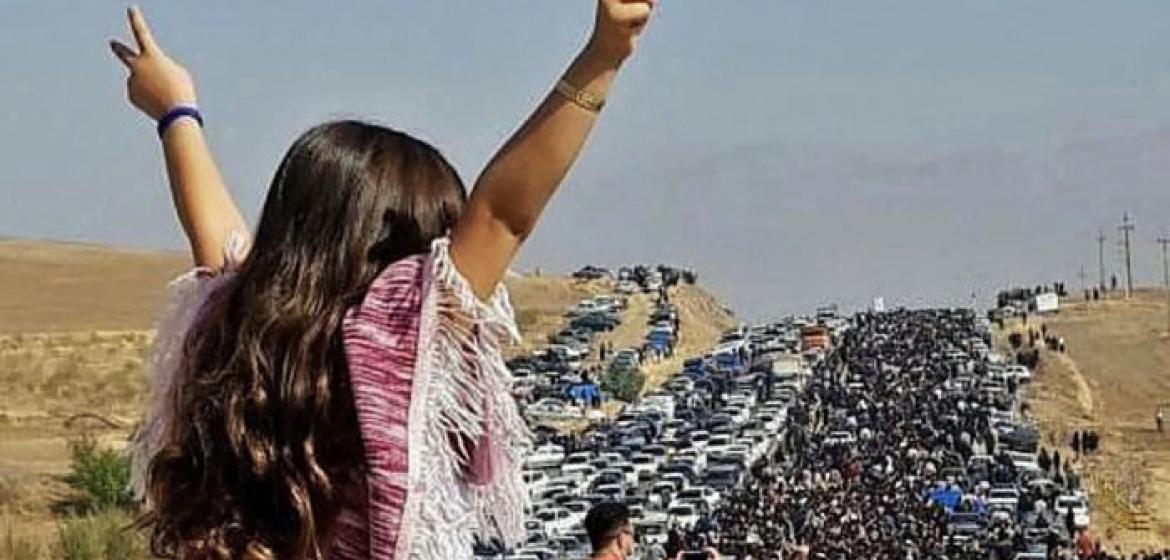 Menschen auf dem Weg zu Jîna Aminis Grab in ihrer Heimatstadt Seqiz (Saqqez) in Kurdistan-Iran zum 40. Trauertag nach ihrem Tod. Quelle: UGC/AFP