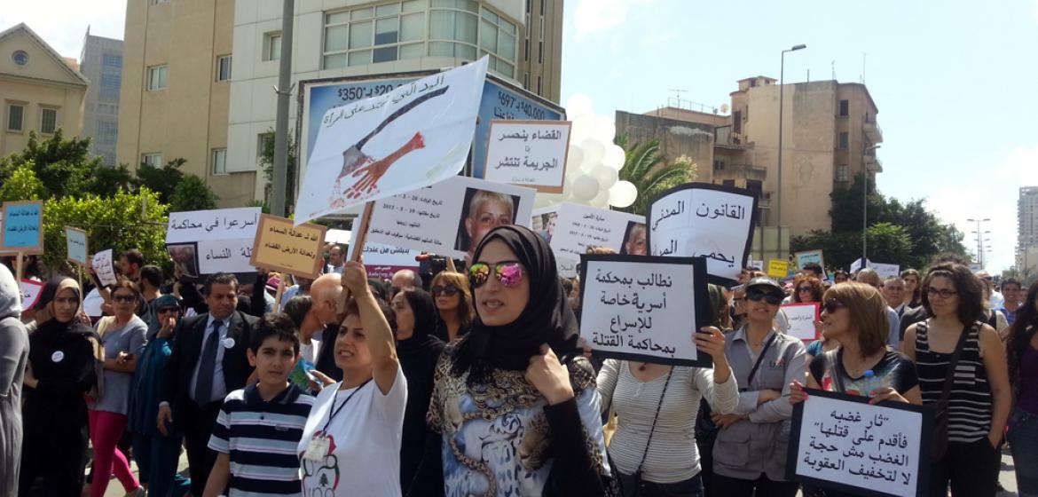 2015, Demonstration in Beirut: Frauen fordern mehr Schutz vor innerhäuslicher Gewalt. Zwei Wochen zuvor war eine Frau mit 17 Schüssen von ihrem Mann getötet worden. Foto: Joelle Hatem/Flickr, https://flic.kr/p/tArXbQ, CC BY-NC-ND 2.0, https://creativecommons.org/licenses/by-nc-nd/2.0/. 