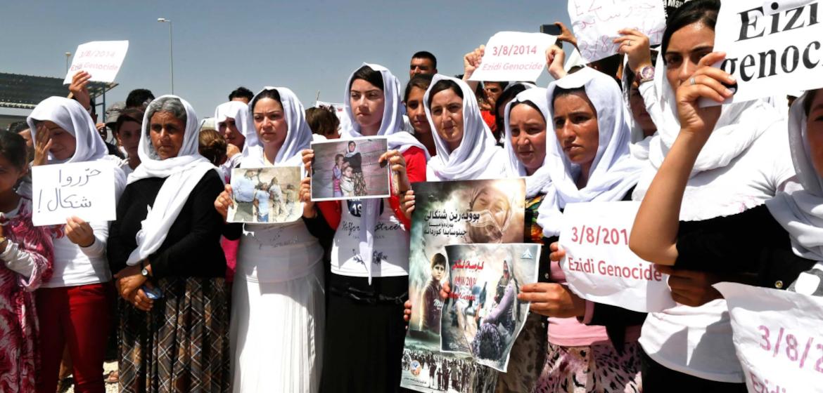 Jesid:innen protestieren 2015 in Dohuk im Norden Iraks gegen die Gewalt des IS, der zahlreiche jesidische Frauen verschleppte, missbrauchte und verkaufte. Foto: Seivan M.Salim - AP