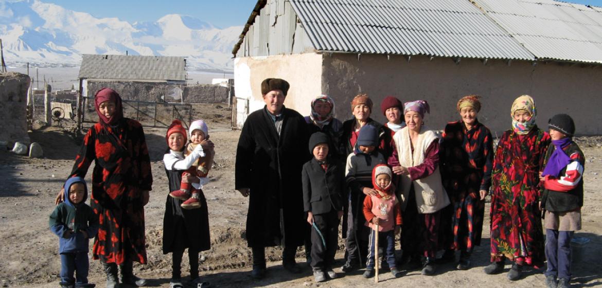 Ein Familienfoto aus Südkirgistan. Ein Beitrag widmet sich den familiären Bewältigungsmechanismen von bewaffnetem Konflikt in dieser Region. Foto: Betta27/Wikicommons (https://commons.wikimedia.org/w/index.php?title=Special:Search&limit=500&offset=0&profile=default&search=betta27&searchToken=bngpyenk4yrayylao5gwfg529#/media/File:Kyrgyz_family_Sary-Mogol.jpg), Lizenz: cc-by 3.0 (http://creativecommons.org/licenses/by/3.0)