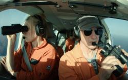 Zwei Crewmitglieder im Flugzeug Sea Bird  © 2025 Nashorn Filmhaus KG 