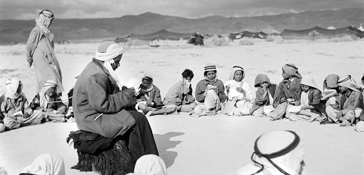 Die ersten Schulstunden in Jericho wurden nach der Nakba unter freiem Himmel abgehalten. Bild: UNRWA Archive, 1948, CC BY-SA 3.0 IGO