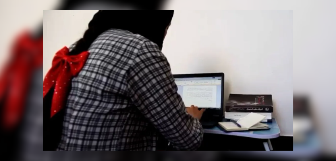 Eine Journalistin beim Verfassen des Tagesberichts. Foto: Zan Times (mit freundlicher Genehmigung).