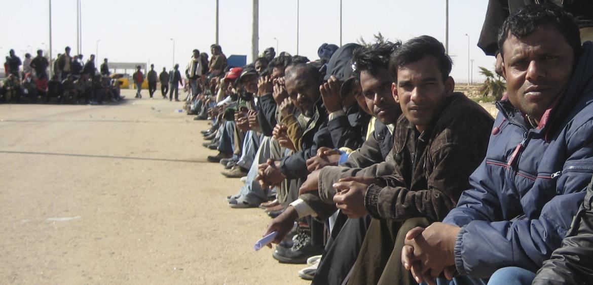 Wanderarbeiter aus Bangladesch in Ägypten (2011) Foto: [DFID – UK Department for International Development](Link zur Commons-Bildseite), „Patiently waiting for a flight home“, 2. März 2011, zugeschnitten, Lizenz: CC BY 2.0 (via Wikimedia Commons)