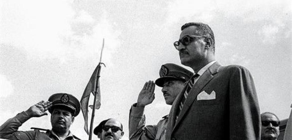 Nasser und sein mächtiger Armeechef Abdel Hakim Amer (links) empfangen aus Jemen zurückkehrende Truppen in Suez. Foto: Bibliotheca Alexandrina, Public Domain.