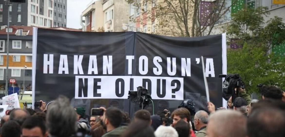 Hakan Tosuns Beerdigung in Istanbul, „Was ist mit Hakan Tosun passiert?“, Foto: Erdoğan Alayumat