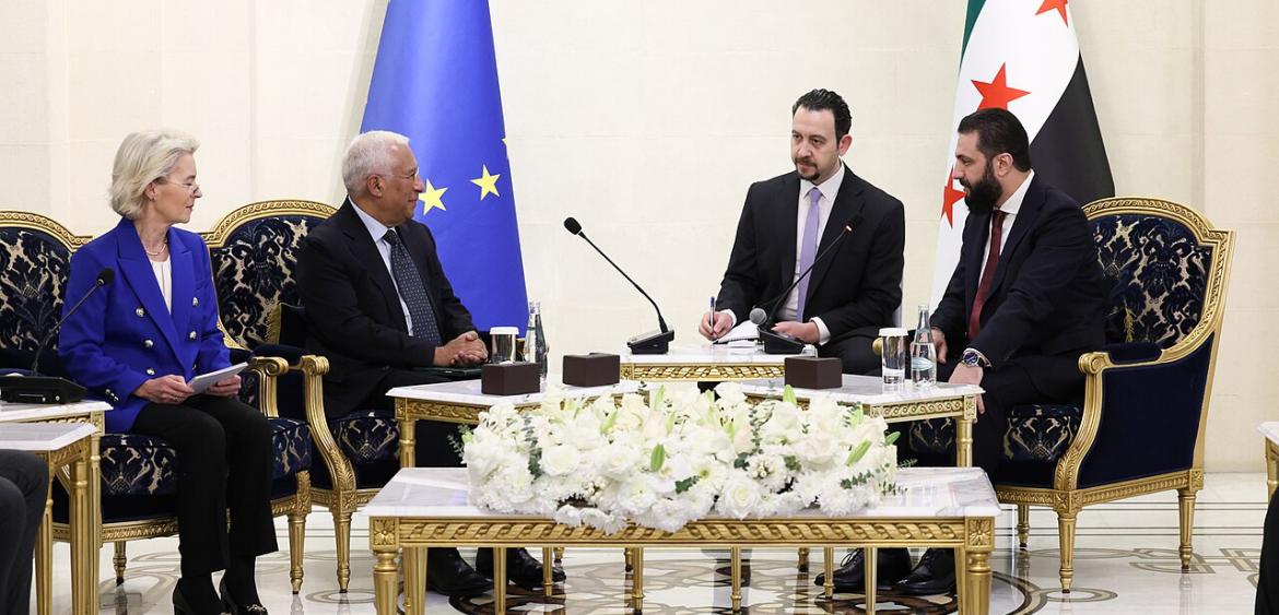 Präsident Ahmed al-Sharaa traf sich im Januar 2026 mit der Präsidentin der Europäischen Kommission, Ursula von der Leyen, und dem Präsidenten des Europäischen Rates, António Costa. Foto: Europäische Union, 1998-2026