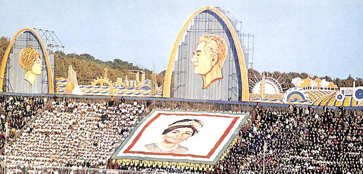 Die Parade zur Krönung Mohammad Reza Pahlavis, dem selbsternannten Aryamehr (dt.: Licht der Arier), zum Shahanshah (König der Könige) 1967. Foto: mashruteh.org, via Wikimedia Commons, Lizenz CC BY-SA 4.0.