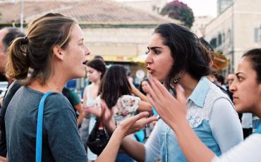 Bei einer Kundgebung gegen Rassismus in Jerusalem am Mittwoch beschimpfen Passanten die linken Demonstranten. Foto: Ticha Matting (C)