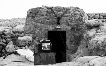 Fernseher vor einer Höhle in Maghayir al-Abeed. Foto: Eduardo Soteras Jalil (C)