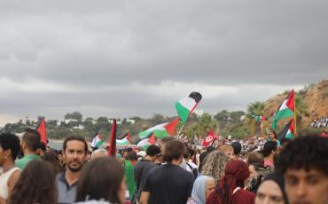 Menschen versammeln sich am Hafen von Sido Bou Said in Tunis. Foto: Fatma Ben Fraj.