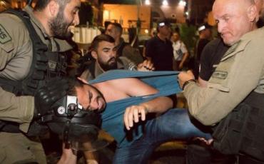 Bei einer Demonstration in Haifa am 18. Mai kommt es zu Zusammenstößen mit der Militärpolizeit. "Die Stimmung ist aufgezeizt", schreibt Margret Bitter. Die sonst eher ruhige Stadt Haifa politisiere sich. Foto: Nadine Nashef / https://www.facebook.com/nadinenashef/posts/2074374522818905.