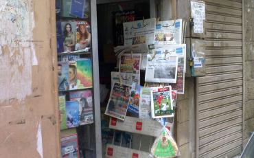 Zeitungsstand in Tripoli. Foto: Bilal Kamoon (WikiCommons, CC 2.0, https://commons.wikimedia.org/wiki/File:2012_newsstand_Tripoli_6835063248.jpg)