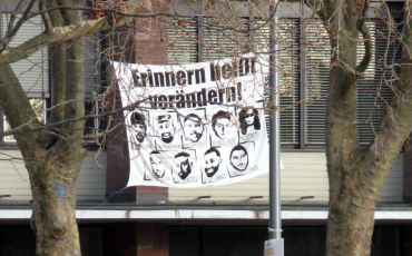 Am Platz der alten Synagoge in Freiburg wurde mit einem Banner den Opfern des rassistischen Attentats in Hanau am 19. Februar 2020 gedacht. Foto: Wikimedia