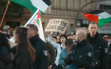 Eine pro-palästinensische Demonstration in Berlin. Foto: Montecruz Foto, CC BY-SA 3.0, https://commons.wikimedia.org/w/index.php?curid=139353517. 
