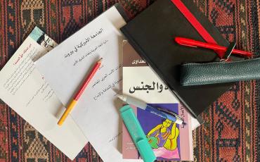 Stifte und Hefte für den Arabischunterricht. Foto: Rieke Mülstegen