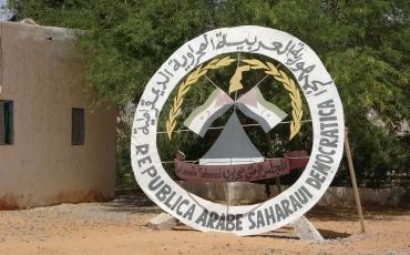 Logo der Demokratischen Arabischen Republik Sahara (DARS) vor dem Exil-Parlament in Algerien. Die DARS wurde 1976 von der Polisario ins Leben gerufen und wird heute von rund 84 Staaten und der Afrikanischen Union anerkannt. Foto: Lennart Kreuzfeld
