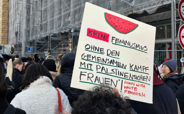 Poster at a protest saying: Kein Feminismus ohne den gemeinsamen Kampf mit palästinensischen Frauen*. Foto: Martje Abelmann