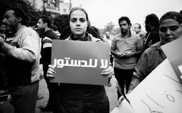 "Nein zur Verfassung" - eine Frau protestiert am 4. Dezember 2012 vor der Noor-Moschee. Die Verfassung wurde dennoch angenommen. Foto: Hossam el-Hamalawy/Flickr.