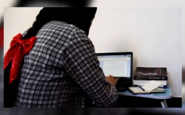 Eine Journalistin beim Verfassen des Tagesberichts. Foto: Zan Times (mit freundlicher Genehmigung).