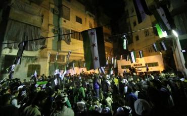 Demonstration in Aleppo im Rahmen der Kampagne „Halte die Flagge deiner Revolution hoch“, März 2015. Foto: al-Modon