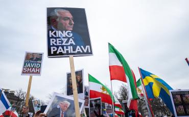 Foto: Anti-islamische Republik Demonstrant:innen feiern Khameneis Tod in Göteborg, Schweden, 7. März 2026 von Crannofonix News (https://commons.wikimedia.org/wiki/File:Anti-Islamic_Republic_Iran_protest_Gothenburg_2026-03-07_29.jpg). 