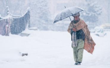 Ein kalter Winter bedeutet in Afghanistan eine reiche Ernte im nächsten Jahr - diesem Mann hier in Kabul dürfte das aber in dem Moment nicht so wichtig sein... Foto: PJ Tavera Photography /Flickr, https://flic.kr/p/bsuXz8, CC BY-NC-ND 2.0, https://creativecommons.org/licenses/by-nc-nd/2.0/. 