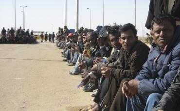Wanderarbeiter aus Bangladesch in Ägypten (2011) Foto: [DFID – UK Department for International Development](Link zur Commons-Bildseite), „Patiently waiting for a flight home“, 2. März 2011, zugeschnitten, Lizenz: CC BY 2.0 (via Wikimedia Commons)
