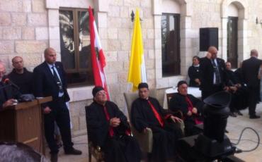 Ein missverständliches Bild: Der Maronitische Patriarch Beschara al-Ra'i (sitzend Mitte) vor einer libanesischen Fahne - dabei war er nicht als Vertreter des Libanon nach Israel gereist. Foto: Twitter-Account des Knesset-Abgeordneten Ahmad Tibi (https://twitter.com/Ahmad_tibi/status/471284511662424065)