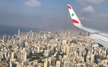 Blick über Beirut: im Hintergrund das schwer beschädigte Hafengelände mit dem zerstörten Getreidespeicher in der Mitte. Foto: Ginan Osman