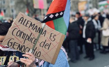 Schild mit der Aufschrift “Alemania es complice del Genocidio” (Deutschland ist mitschuldig am Genozid) auf einer pro-palästinesischen Demo am 2. März 2024 in Berlin. Foto: Nadine Essmat