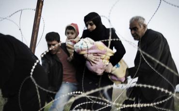 Flucht über Stacheldraht, die Kinder im Arm: Wie diese Familie auf der Suche nach Rettung in der Türkei sind Hunderttausende vor dem Krieg in Syrien geflohen. Das Bild entstand 2012. Foto: Andreas H. Landl/Flickr (https://flic.kr/p/qxAEF3), Lizenz: CC BY-NC 2.0 (https://creativecommons.org/licenses/by-nc/2.0/) 
