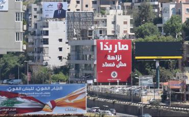 Wahlkampf am Highway in Zouk Mosbeh, mittig ein rotes Wahlplakat der Lebanese Forces: "Es wird endlich passieren - Integrität und keine Korruption". Foto: Johanna Bohnsack-Fach