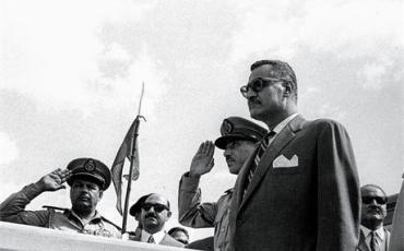 Nasser und sein mächtiger Armeechef Abdel Hakim Amer (links) empfangen aus Jemen zurückkehrende Truppen in Suez. Foto: Bibliotheca Alexandrina, Public Domain.