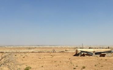 Blick aus dem Camp zum al-Zaatari-Lager am Horizont. Bild: Cordelia Neumetzger.