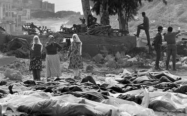 Dutzende Leichen im Schatila Camp im September 1982. Foto: UNRWA Archiv (Fotograf:in unbekannt). Wikimedia. CC 3.0 