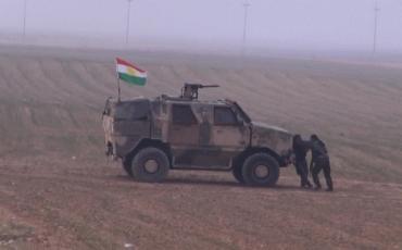 Ein Dingo im Kampfgebiet. Deutlich zu erkennen ist das Eiserne Kreuz der Bundeswehr an der Wagenseite. Youtube-Screenshot.