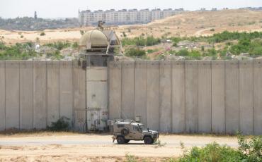 Eine Patrouille der israelischen Armee vor der Grenzanlage zum Norden Gazas. Foto: Tobias Pietsch