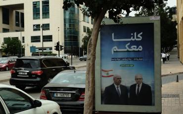 Ein Regierungsplakat zeigt den Präsidenten Joseph Aoun (links) und den Premierminister Libanons Nawaf Salam (rechts). Auf Arabisch steht darauf: „Wir sind mit ihnen. Eine Armee, eine Waffe, ein Staat. Eine neue Epoche für Libanon“.16.09. 2025. Foto: Justus Könneker. 